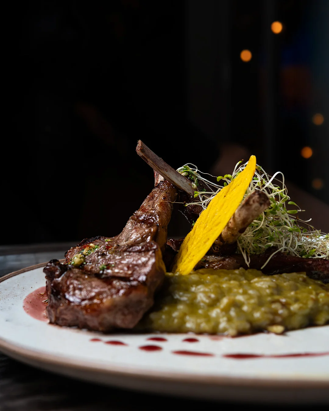 Chuletas a la parrilla con acompañamientos